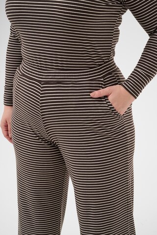 KAFFE CURVE - Loosefit Calças 'Smilla ' em castanho