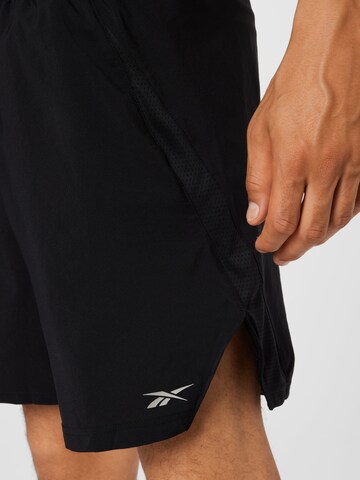 Reebok Slimfit Sportshorts in Schwarz