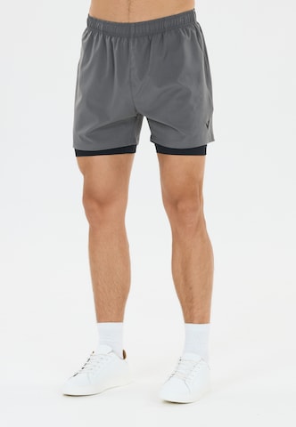 Virtus Regular 2-in-1-Shorts 'Zayne V2' in Grau: Vorderseite