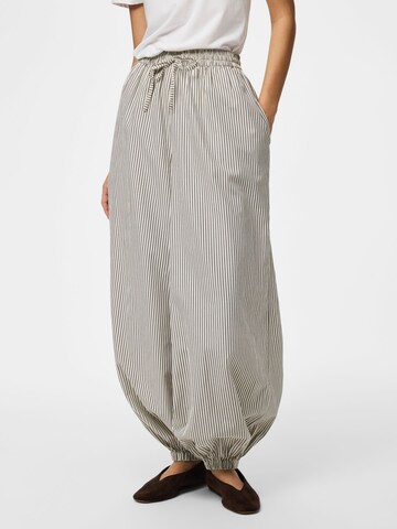 Tapered Pantaloni modello harem 'PCEmmy' di PIECES in beige: frontale
