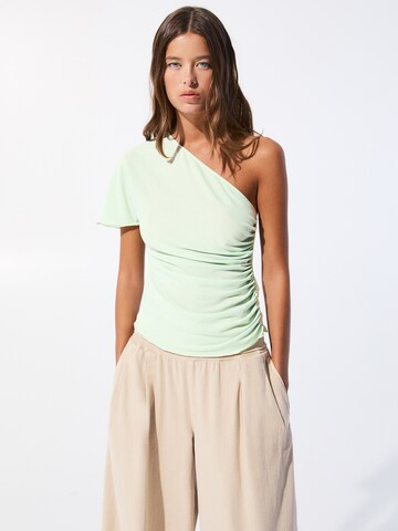 Pull&Bear Shirt in Green: front