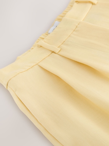 Next Regular Shorts in Gelb