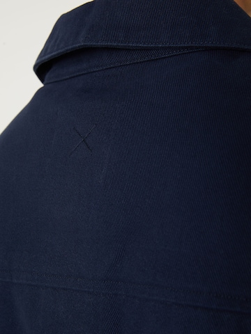 DAN FOX APPAREL جينز مضبوط قميص 'Arvid' بلون أزرق