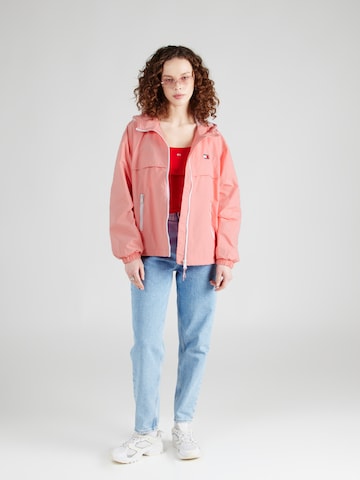 Tommy Jeans Overgangsjakke 'Chicago' i pink