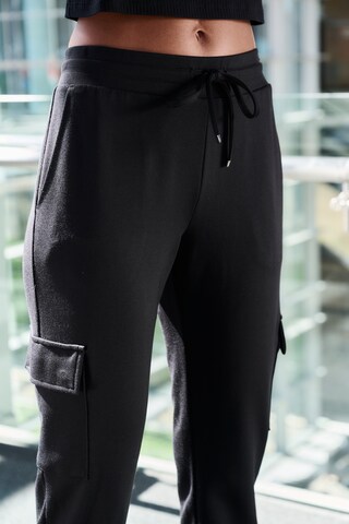 LASCANA Regular Cargo Pants in Black