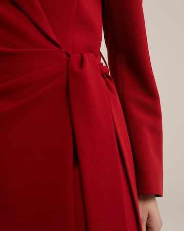 Rochie de la WE Fashion pe roșu