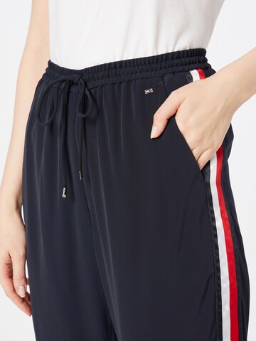 TOMMY HILFIGER Loosefit Housut värissä sininen