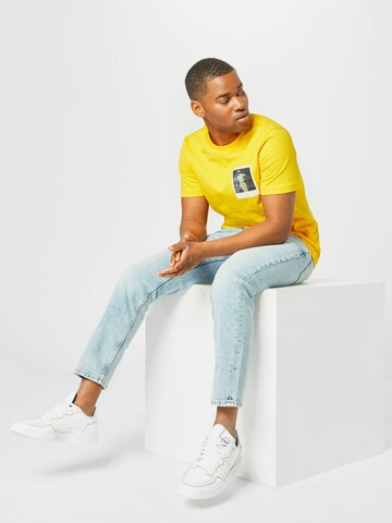 T-Shirt 'Lacoste x Polaroid Gypse' LACOSTE en jaune