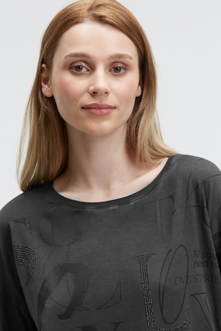Soccx Shirt mit verkürzten Ärmeln und Artwork in Schwarz