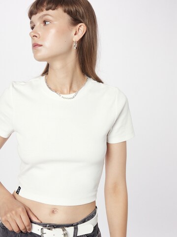 ONLY - Camiseta 'BETTY' en blanco