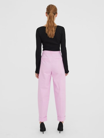 VERO MODA - Tapered Calças com pregas 'Aviaya' em roxo