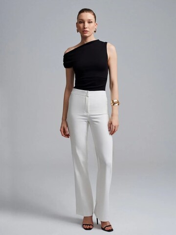 Dilvin Flared Pants in White: front