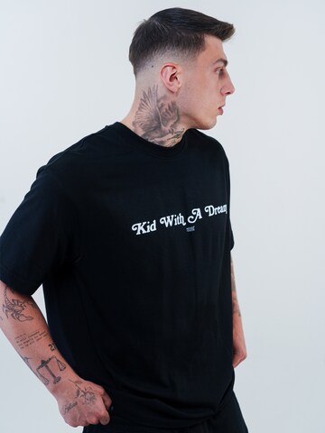 Maglietta 'KID WITH A DREAM BASIC TEE' di ATELIER OF FAITH in nero
