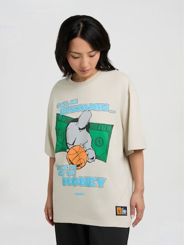 AND1 Oversize t-shirt 'Auf Dem Geld' i grå: framsida