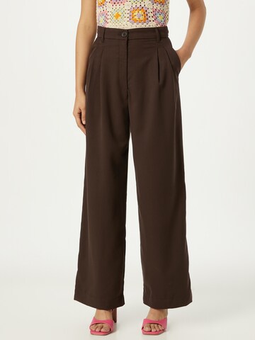 Monki Loose fit Pleat-Front Pants in Brown: front