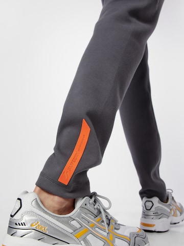 Coupe slim Pantalon 'Code Tech' Superdry en gris