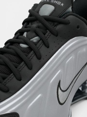 Nike Sportswear Sneaker 'SHOX R4' in Grau