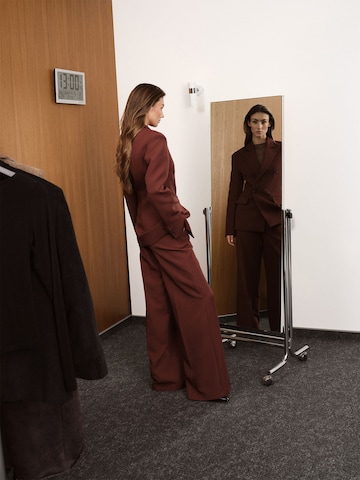 RÆRE by Lorena Rae Широка кройка Панталон с ръб 'Elektra' в кафяво