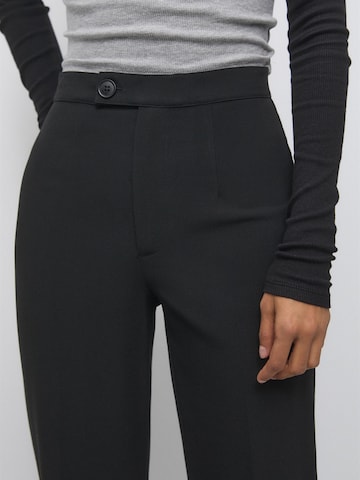 Wide leg Pantaloni de la Pull&Bear pe negru