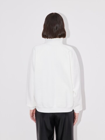 LeGer by Lena GerckeSweater majica 'Dorothee' - bijela boja