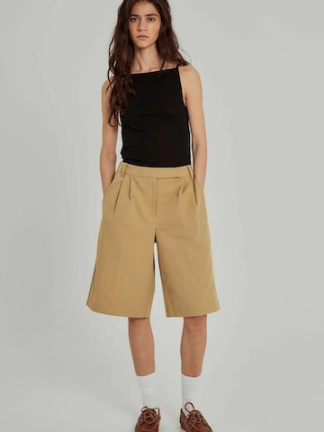 NORR Loosefit Bukser med lægfolder i beige: forside