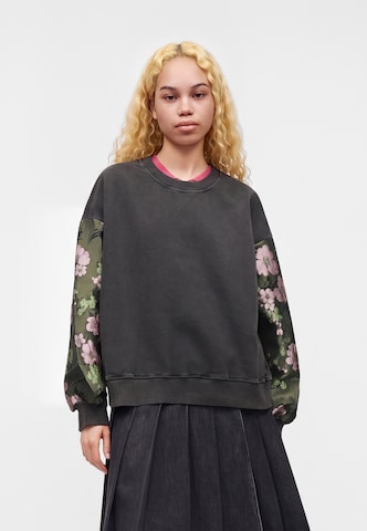 Sweat-shirt 'KUEER' Essentiel Antwerp en gris : devant