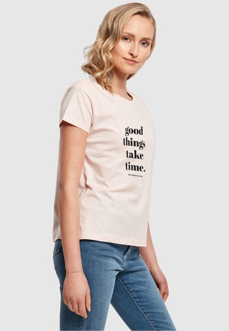 Maglietta 'Good Things Take Time' di Merchcode in rosa