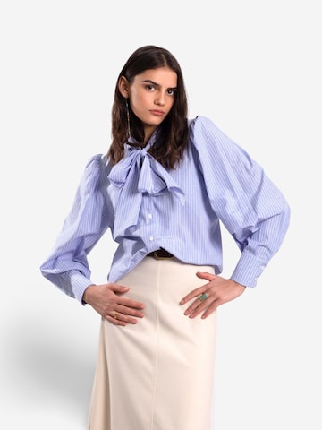 THE-ARE Blouse in Blue: front