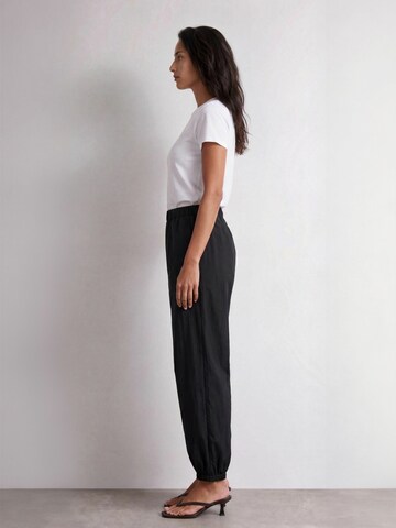 Levete Room Regular Trouser ' LR-STINA ' in Schwarz