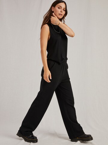 A LOT LESS Wide leg Broek 'May' in Zwart