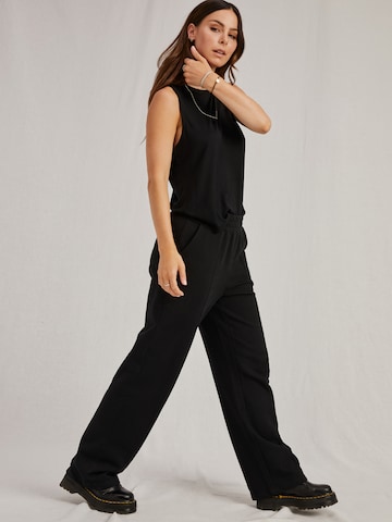 A LOT LESS Trousers 'May' in Black: front