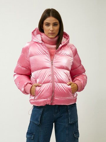 Influencer Vinterjacka i rosa: framsida