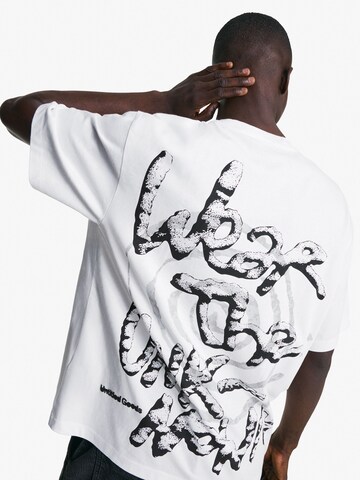 T-Shirt 'GOODS' Bershka en blanc
