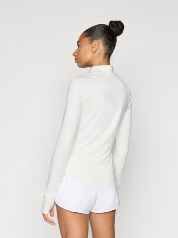 NIKE Функциональная футболка 'Swift' в Бежевый