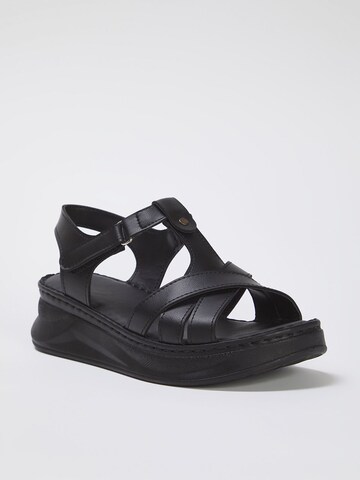 Trendyol Sandal in Black: front