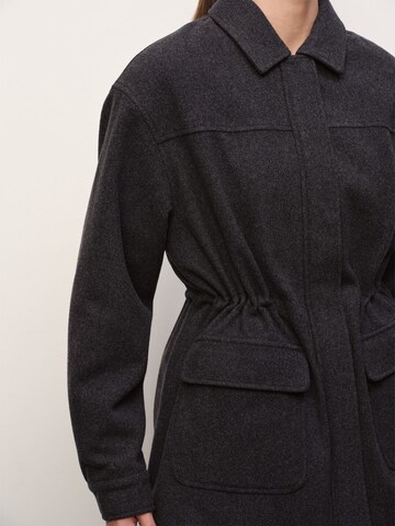 RÆRE by Lorena Rae - Casaco meia-estação em cinzento