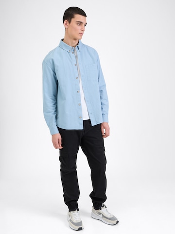 Coupe regular Chemise 'Toni' ABOUT YOU en bleu