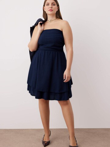 Trendyol Curve Φόρεμα κοκτέιλ σε μπλε