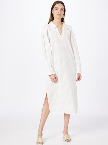 Robe-chemise Monki en blanc : devant