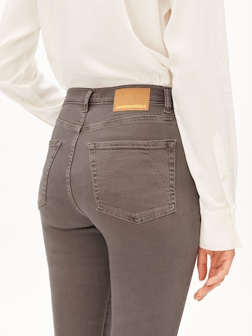 ARMEDANGELS Slimfit Jeans 'LEJAANI' in Bruin: voorkant