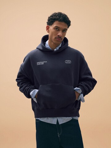 Bershka Sweatshirt in Blauw: voorkant