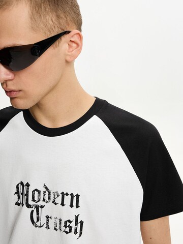 Maglietta 'MODERN CRUSH' di Bershka in bianco