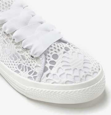 LASCANA Sneakers in White