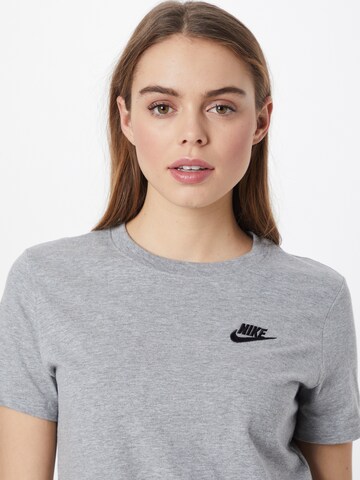 Nike Sportswear T-shirt i grå