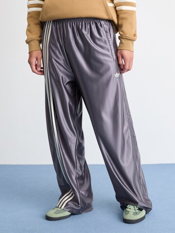 ADIDAS ORIGINALS Loosefit Housut 'ADIBREAK' värissä harmaa: etupuoli