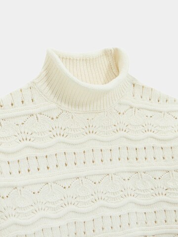 GUESS Sweater in White