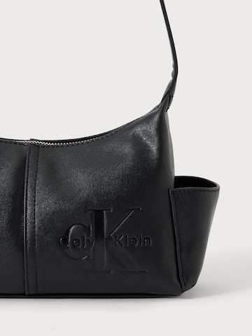 Calvin Klein Taška cez rameno - Čierna