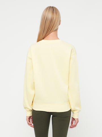 Sweat-shirt 'PCCHILLI' PIECES en jaune