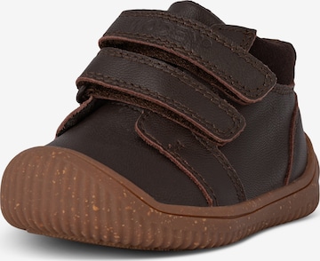 WODEN Lauflernschuh 'Tristan' in Braun: Vorderseite