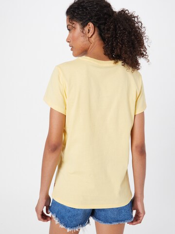 LEVI'S ® T-shirt 'The Perfect Tee' i gul